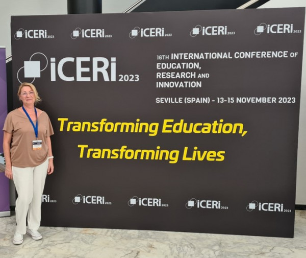 Prof. Lidia Dzierzbicka - Głowacka na tle baneru konferencji ICERI 2023 