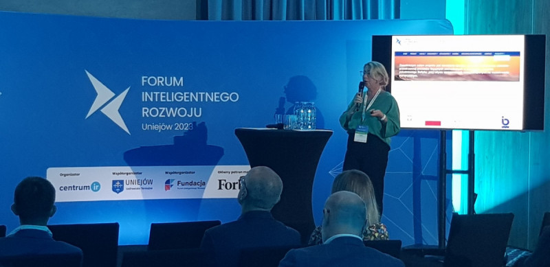 Prof. Lidia Dzierzbicka - \
Głowacka podczas prelekcji na Forum Inteligentnego Rozwoju - Uniejów 2023