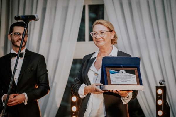 Moment wręczenia nagrody Ambasador Innowacyjności pani prof. Lidii Dierzbickiej-Głowackiej